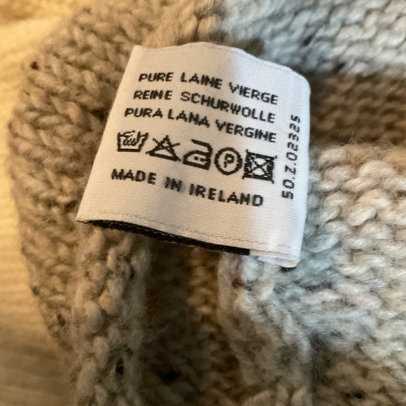 “Fisherman out of Ireland” 100% wool, made in Ireland sweater. - Picture 10 of 11